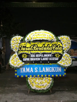 Papan Bunga Duka di Tanah Sepenggal